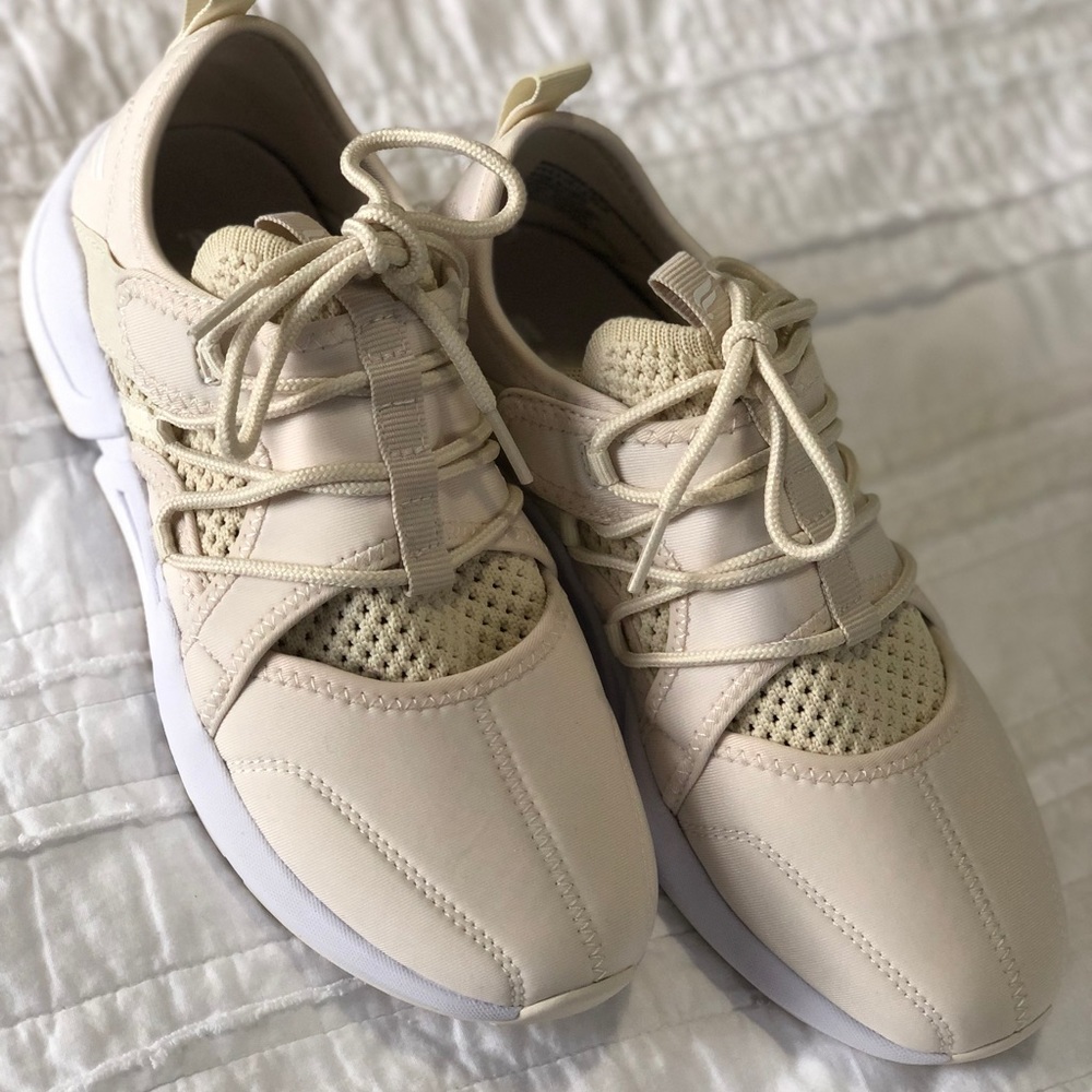 fabletics brookside performance sneaker.